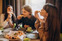 Thuis gezellig tafelen met vrienden: ontdek het beste gourmetstel en pizzarette!